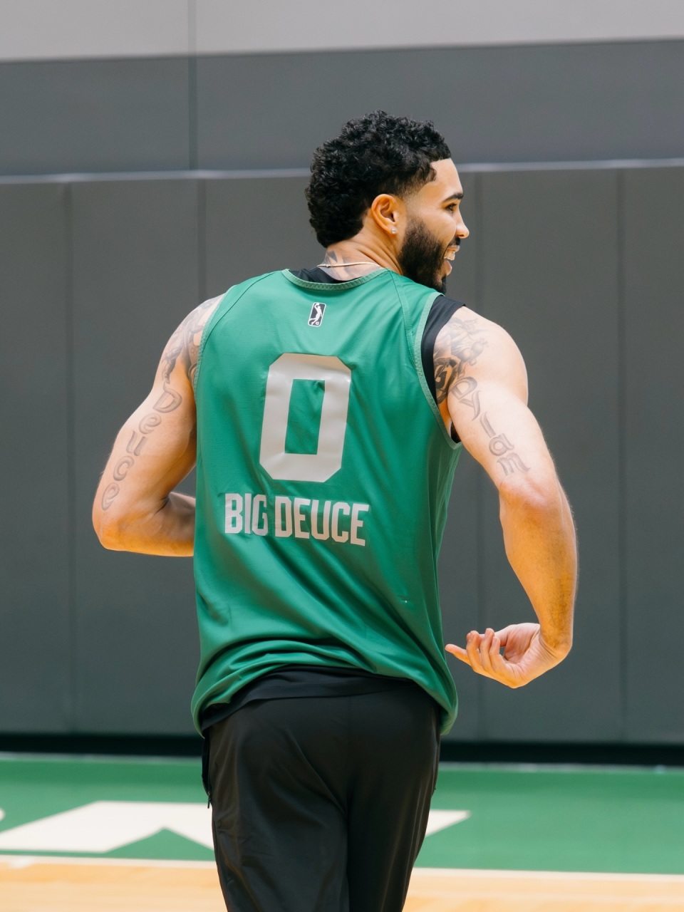 开云客户端-这也行？塔图姆在公牛比赛中突破纪录转会期费耶诺德再遭质疑，克里夫兰骑士防线松动备战足总杯